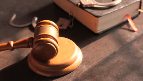 martillo, esposas y libro de leyes: símbolos de la justicia y el sistema legal