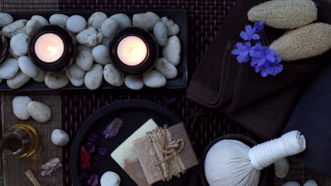 tratamientos de spa y bienestar decoraciones accesorios inspiraciones con hierbas, exfoliante de esponja, velas aromáticas, flores de plumeria frangipani y toallas, para terapia y relajación del cuidado del cuerpo y la piel