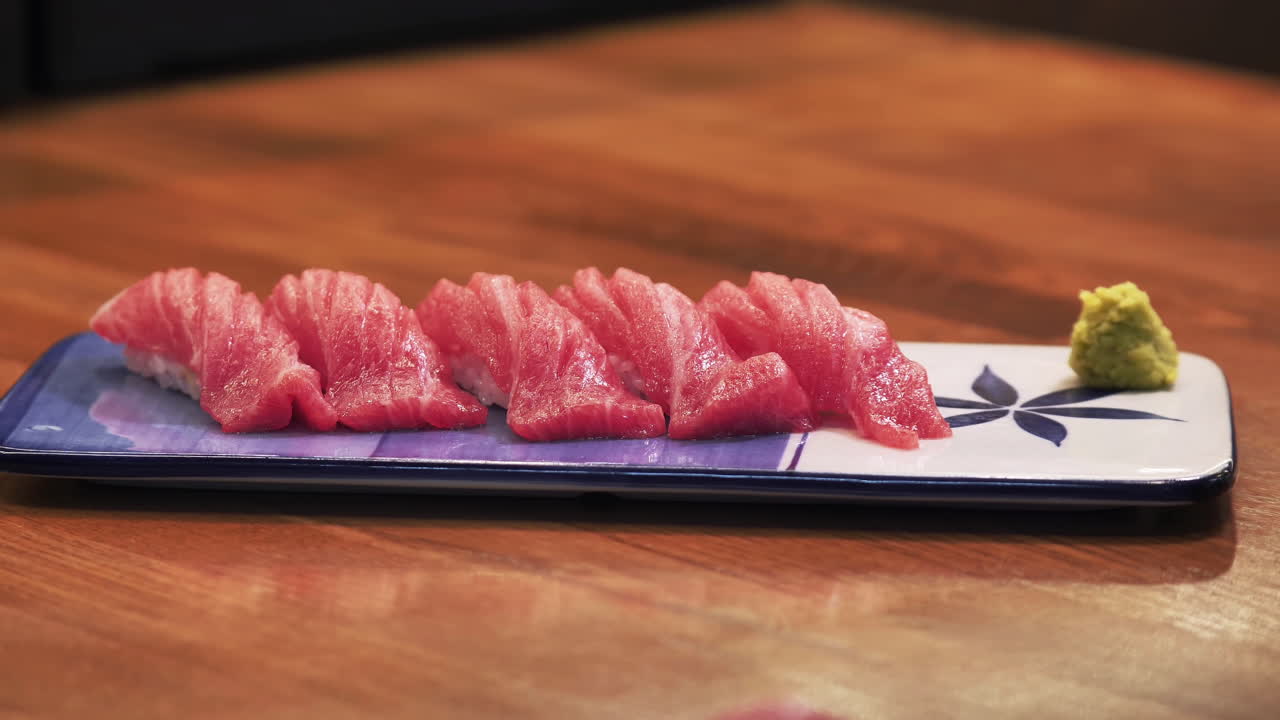 cocina japonesa. un sushi de filete de atún en un plato