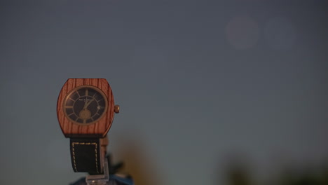 manos en la esfera de un reloj girando mientras se acumula la niebla - lapso de tiempo
