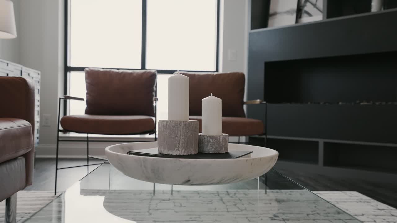 украшение из свечей на стеклянном столе в семейной комнате дома