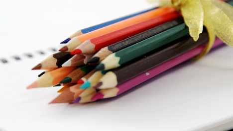 lápices de colores guardados en el libro en espiral