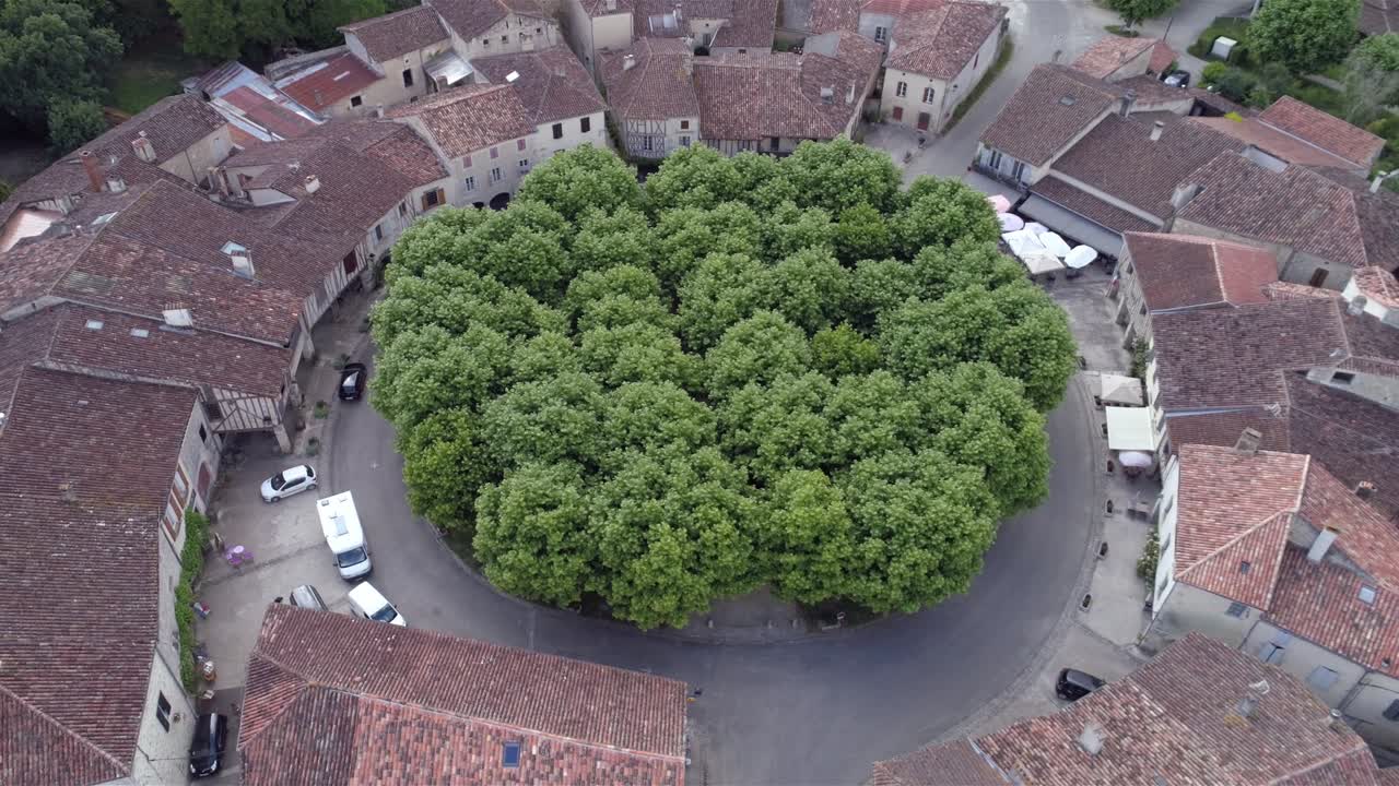 fourcès central place back travelling, dordogne, les plus beaux villages de france (프랑스의 아름다운 마을들) 라는 표지판이 붙어 있습니다.