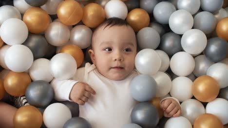 Adorable-Bebé-Divirtiéndose-En-La-Piscina-De-Bolas