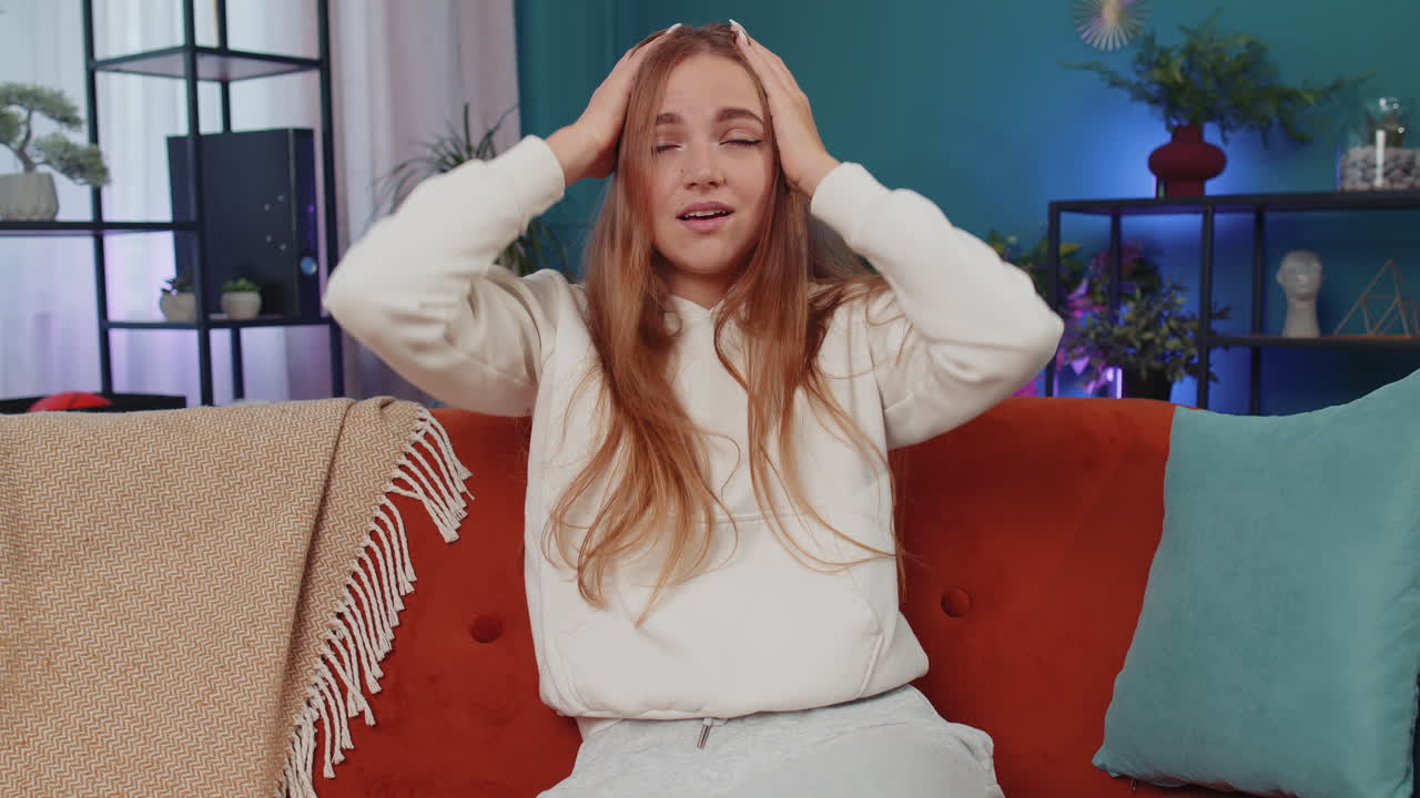 молодая женщина девушка спрашивает, почему, какая причина неудачи, демонстрируя неверие раздражение от неприятностей