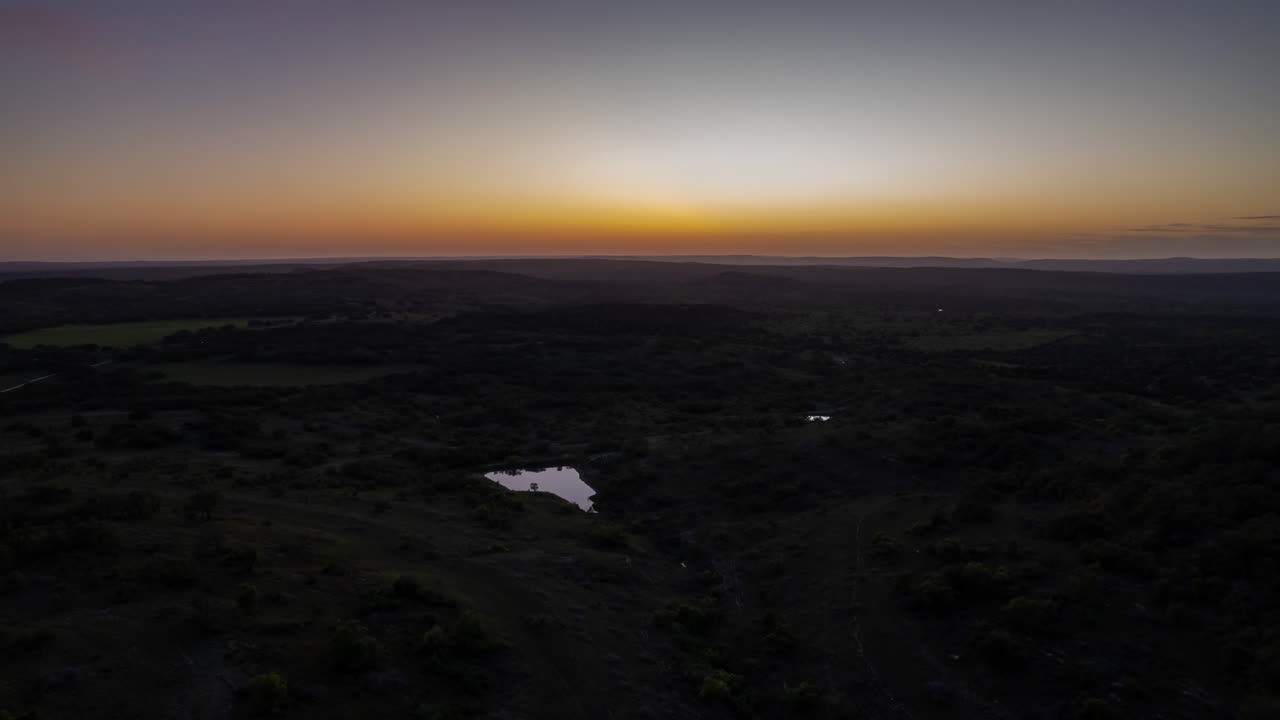 텍사스의 프레더릭스버그 근처에 있는 텍사스 언덕의 굴곡된 언덕 위에서 아름다운 일몰의 하이퍼스