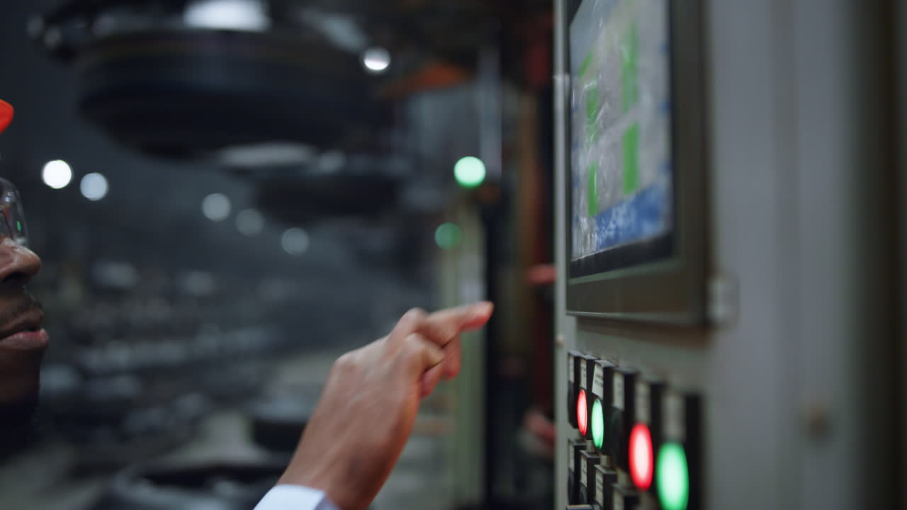 manos del trabajador tocando la pantalla máquina digital de fabricación moderna en la fábrica.