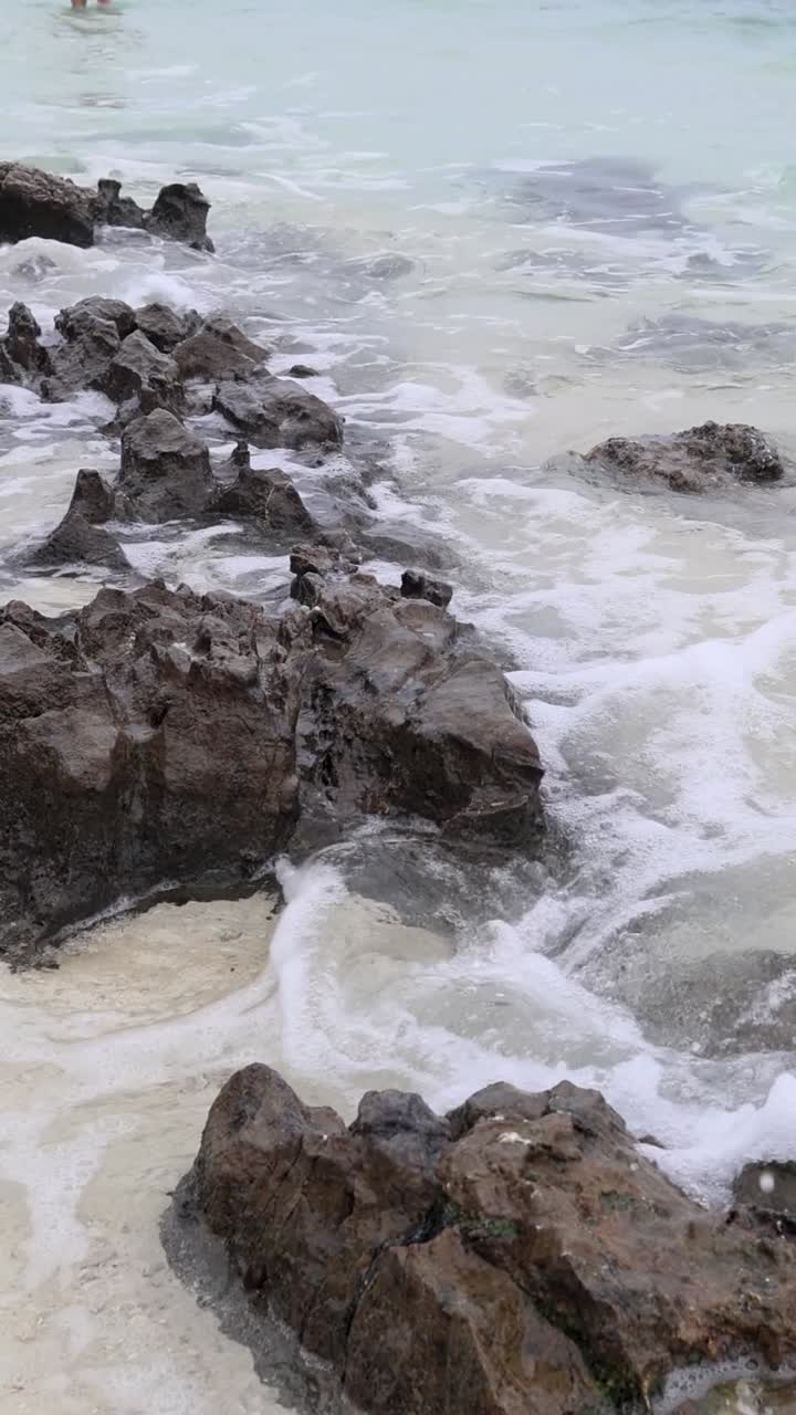 Onde si infrangono dolcemente su una costa rocciosa