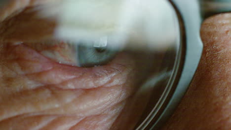 reflejo, internet y gafas en el ojo de los ancianos
