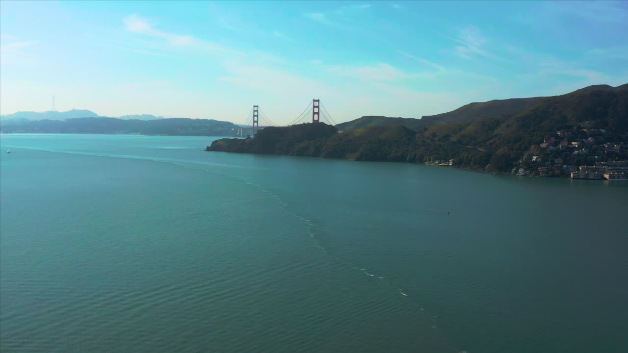 샌프란시스코 베이 지역 캘리포니아 미국의 아름다운 소살리토 도시에 항공 영상 도킹 보트