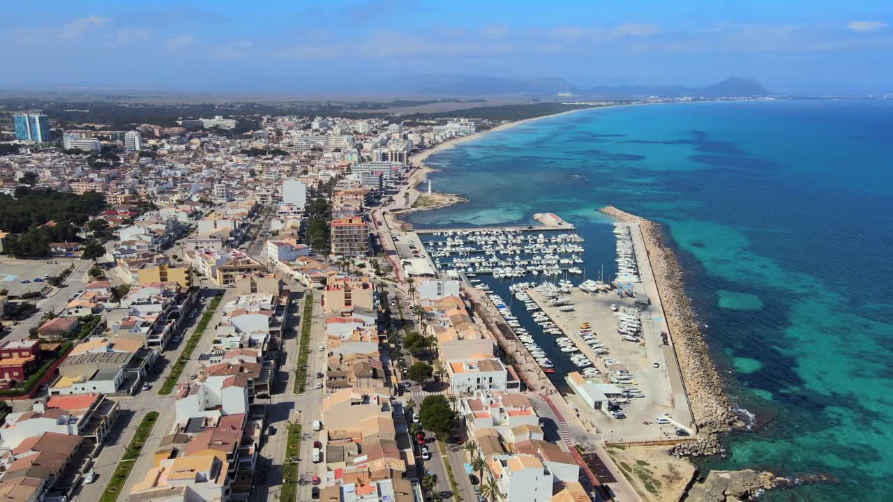 experimente el impresionante paisaje de can picafort y son baulo en mallorca. este clip muestra la vibrante ciudad costera, el hermoso puerto deportivo y las impresionantes aguas turquesas bajo un cielo azul claro.