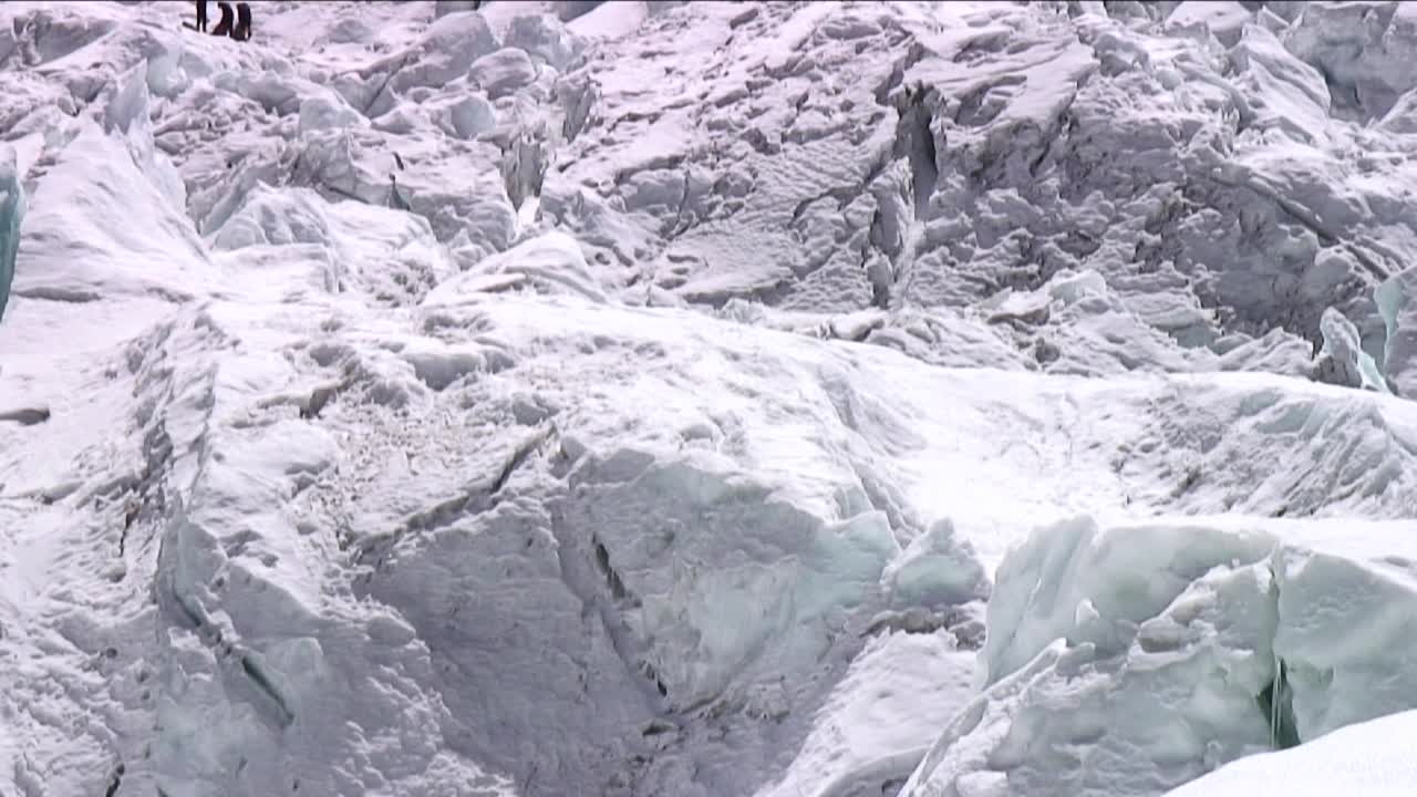 khumbu icefall에서 등반가들과 함께 패닝