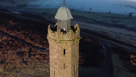 darwen giubileo torre lancashire collina nebbiosa valle brughiera campagna antenna salendo verso l'alto