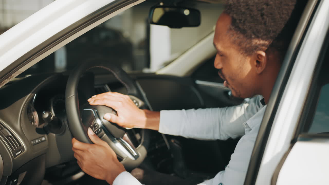 대리점 에서 자동차 를 운전 하는 사람 의 시험
