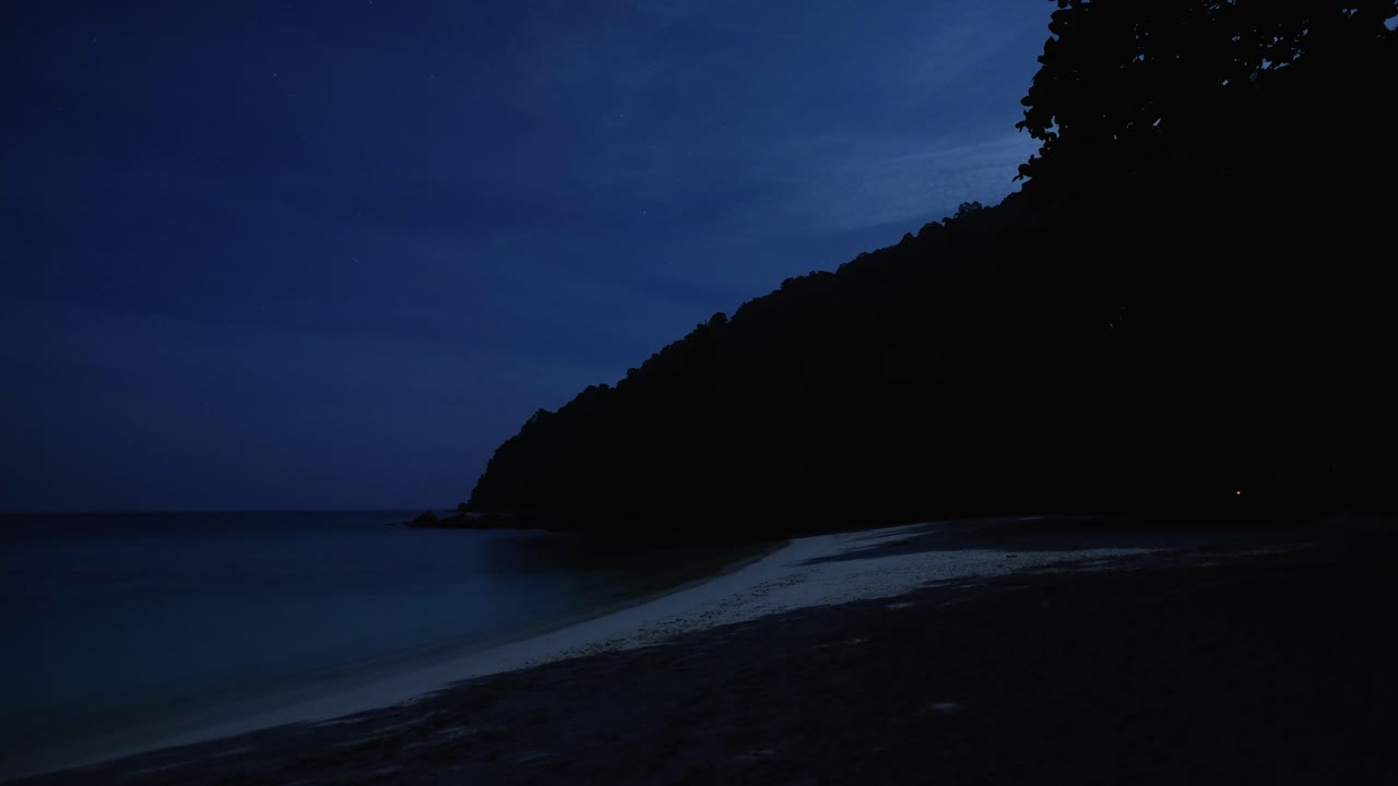 Tarda notte su una spiaggia di sabbia bianca, ripresa sulla spiaggia di nidificazione delle tartarughe delle Isole Perhentian in Malesia