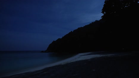 Tarde-En-La-Noche-En-Una-Playa-De-Arena-Blanca-Tomada-En-La-Playa-De-Anidación-De-Tortugas-De-Las-Islas-Perhentian-En-Malasia