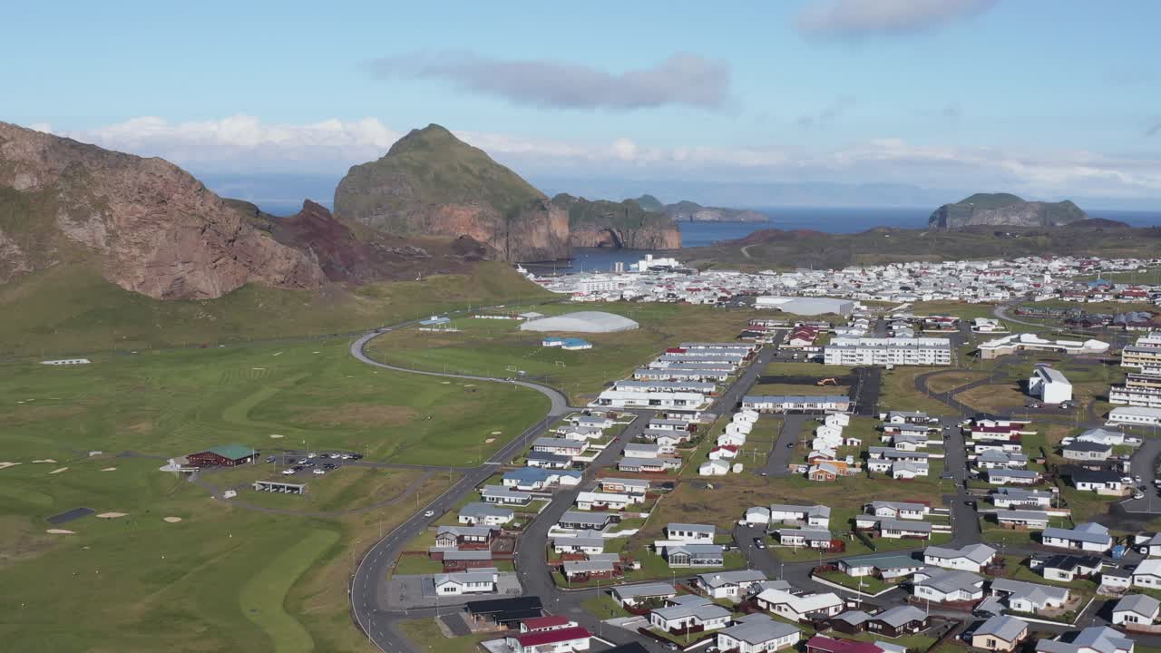 작은 외딴 마을과 녹색 골프 코스가 있는 heimaey 북유럽 섬, 공중