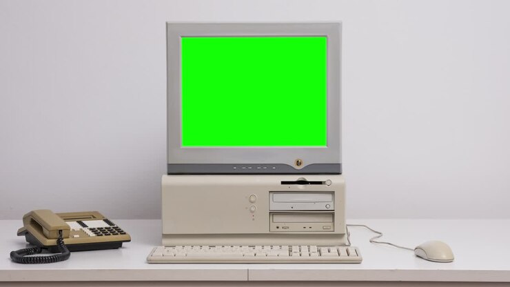 Vecchio computer acceso e spento 4K