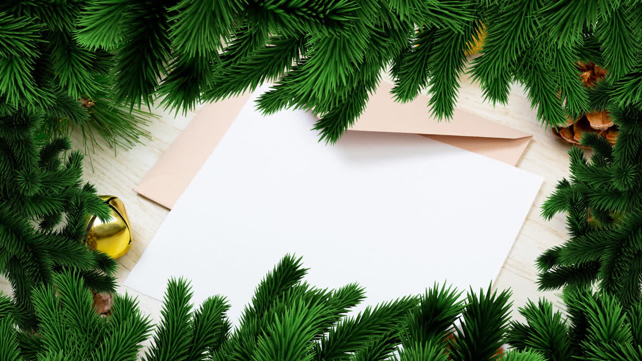 Animasjon av juletre-ramme over papir og konvolutt med plass til tekst på hvit bakgrunn