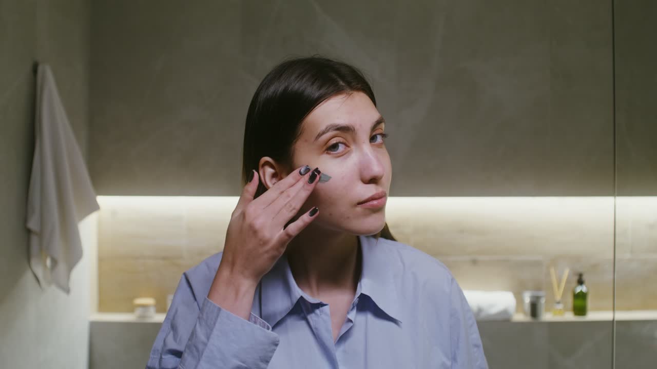 mujer aplicando una máscara de arcilla