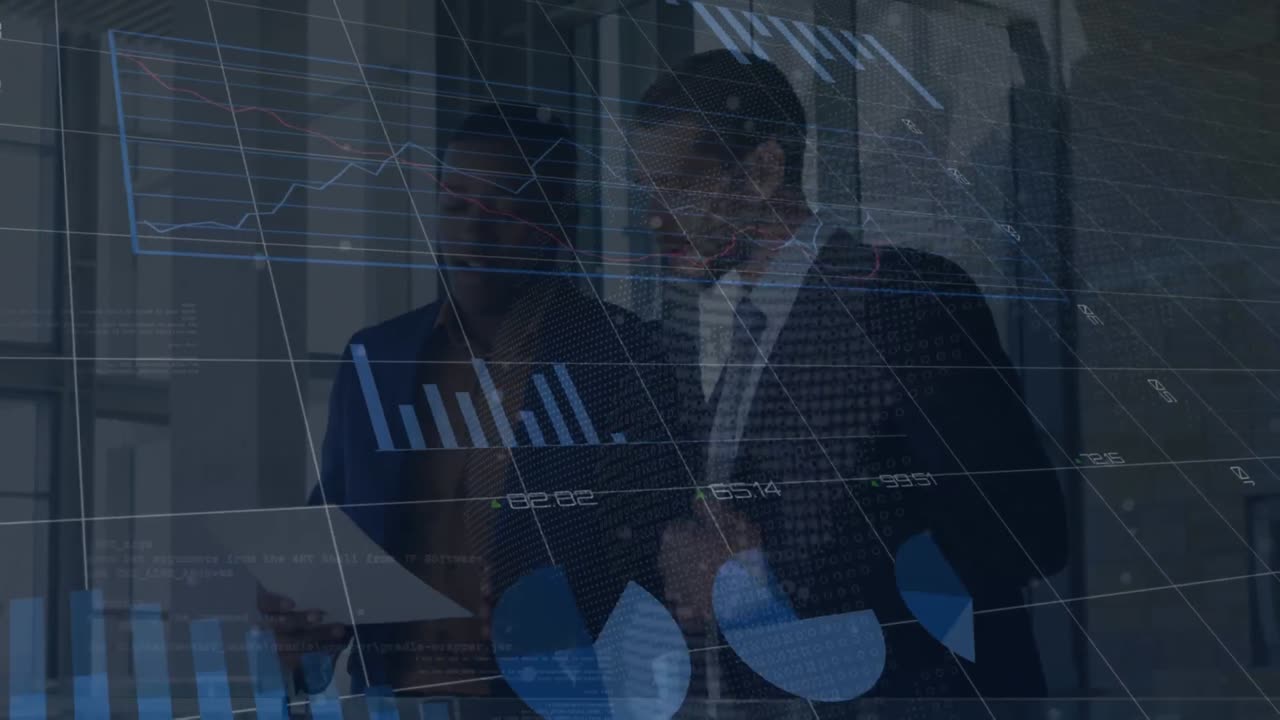 Animation af globus med databehandling over forskellige forretningsfolk på kontor