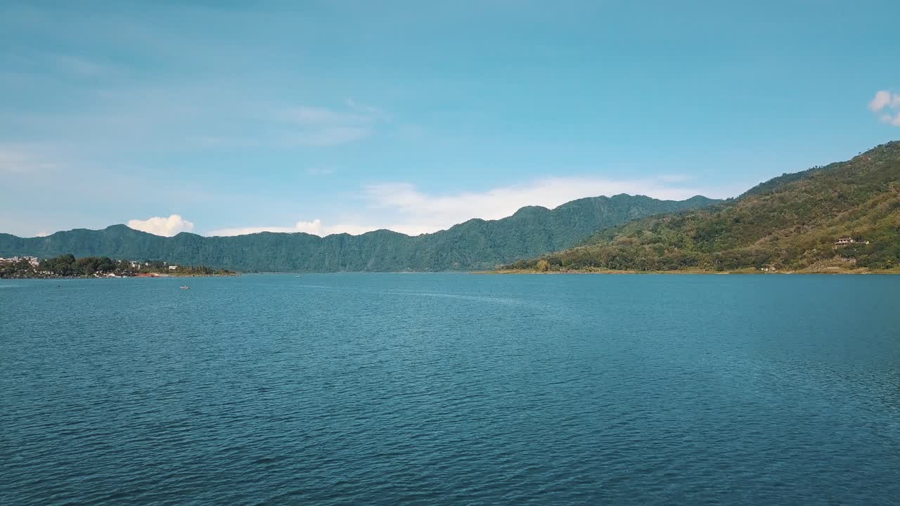 중앙 아메리카 과테말라 호수 아티틀란에서 카약을 타는 사람 위로 드론 공중 비행