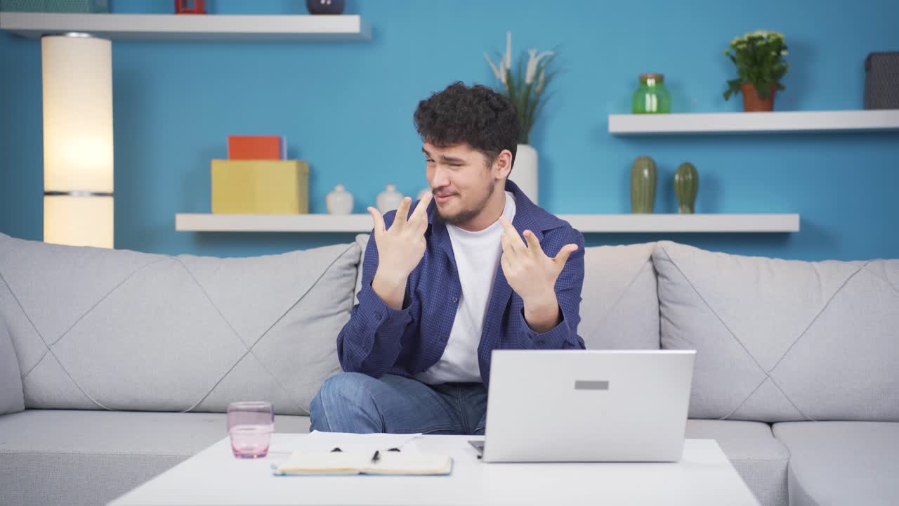 un tipo divertido burlándose de la cámara.