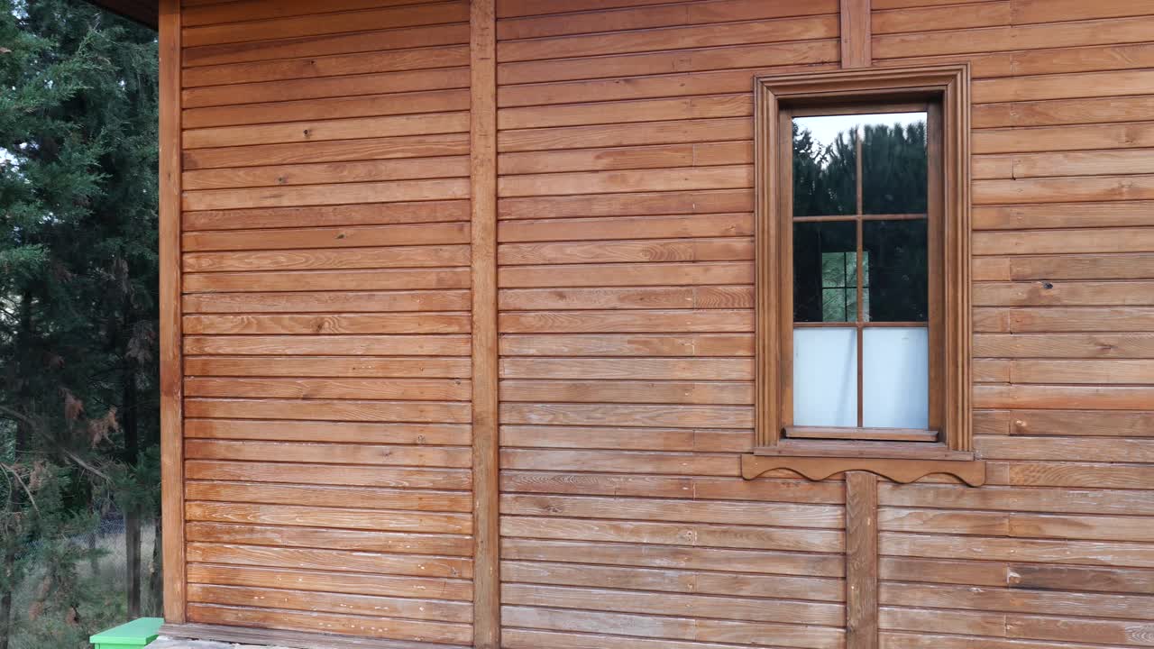 exterior de edificio de madera con ventana