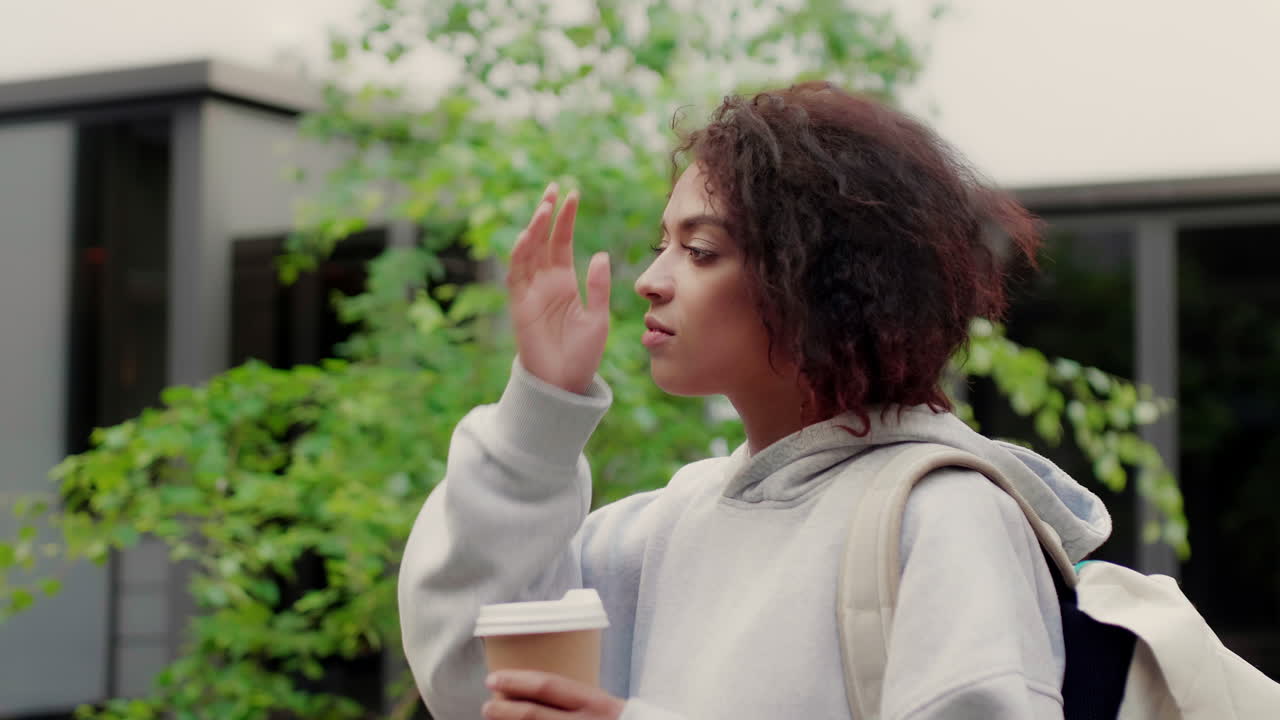 una chica afroamericana en el campus de la universidad.