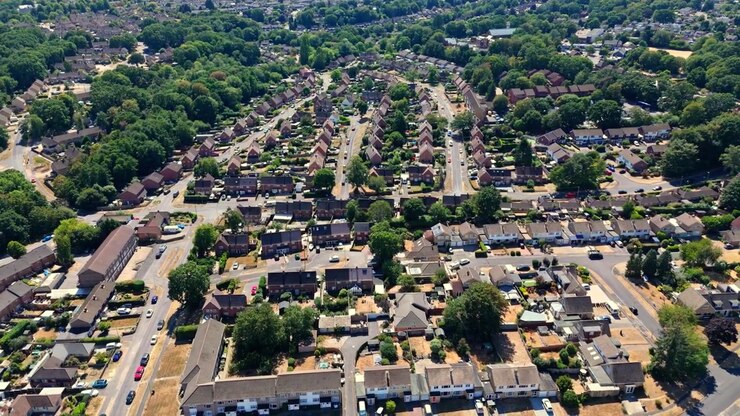 Hythe è una città costiera su Southampton Water nell'Hampshire, Inghilterra, situata vicino alla New Forest con aree residenziali, un molo storico e una marina.