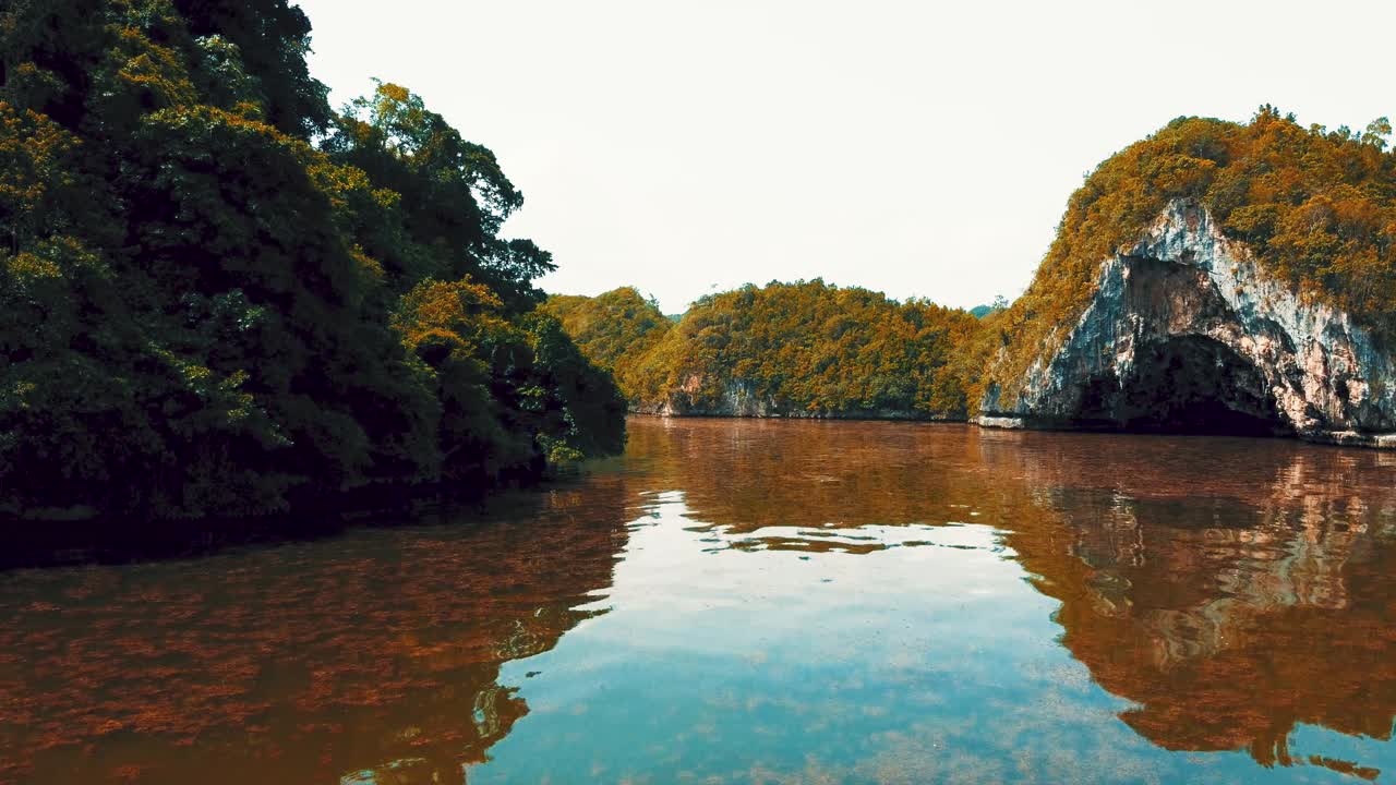 도미니카 공화국의 악마의 입으로 알려진 물 동굴 입구