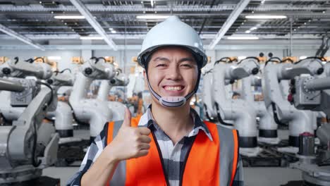 trabajador de fábrica con robots