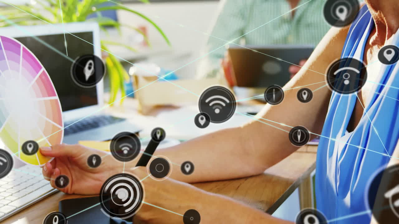 animación de conectividad de red e íconos de ubicación sobre personas que trabajan en portátiles