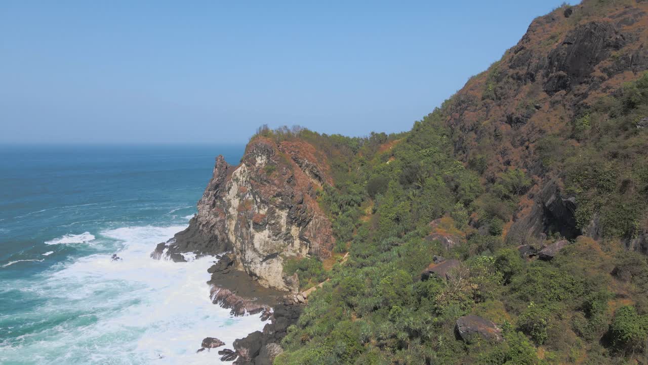 playa de la colina de penguilon con poderosas olas marinas, vista aérea