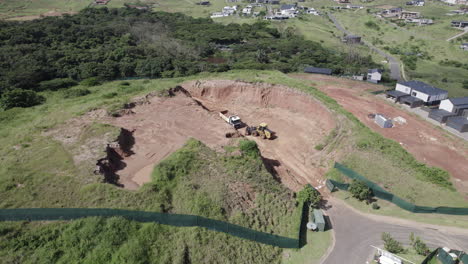 un camión de cemento se prepara para verter