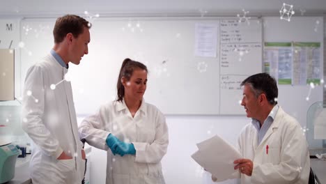 animación de moléculas que se mueven sobre diversos científicos en el laboratorio.