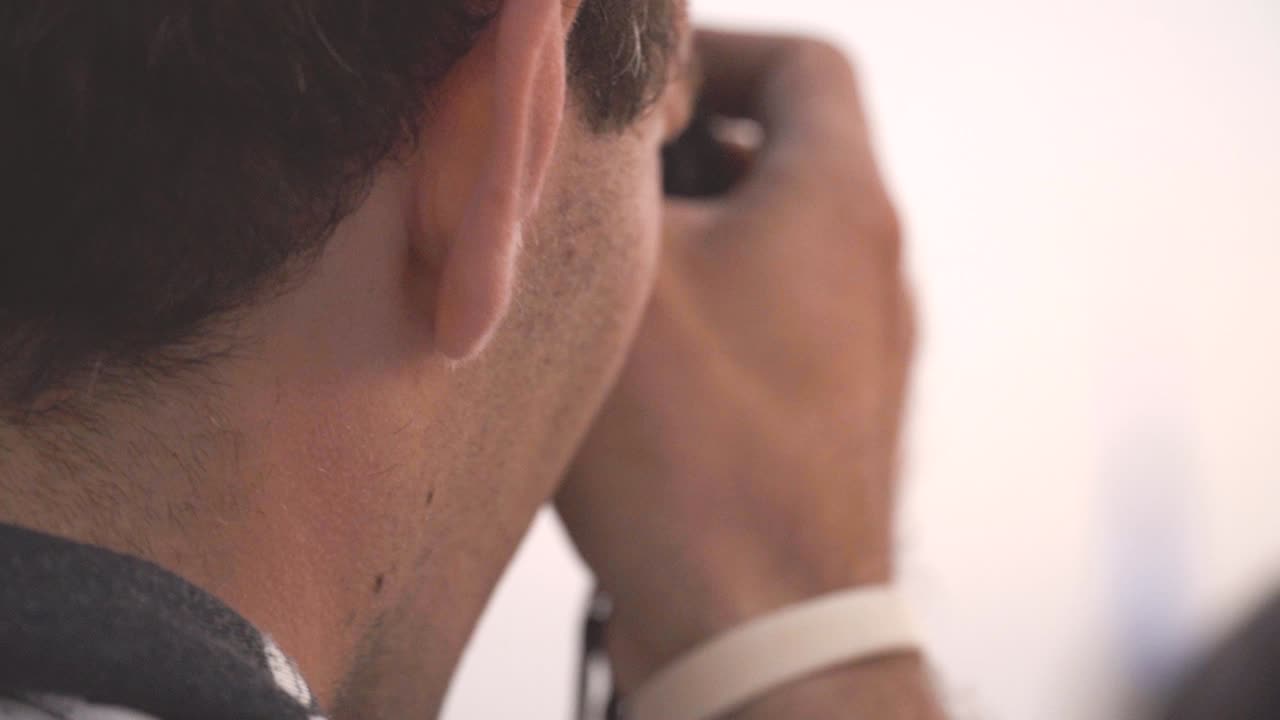 primer plano de la parte posterior de la cabeza del hombre, blanco está tomando las fotos desde la vista de la azotea, cámara lenta