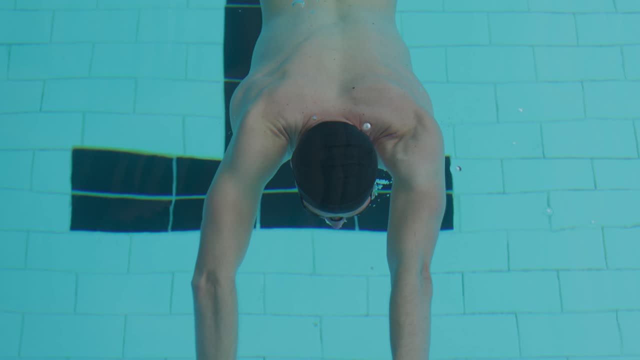 수영사 가 수영장 에 들어가는 것