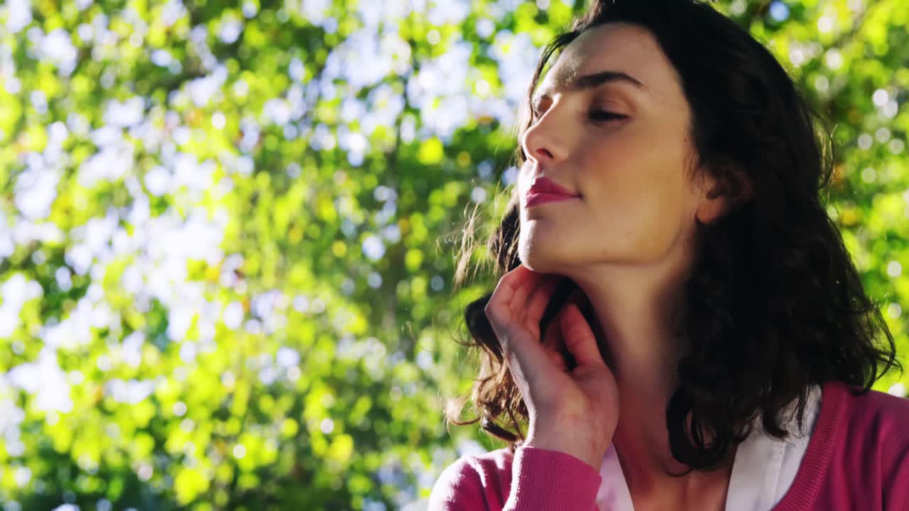 una mujer hermosa relajándose en el jardín.