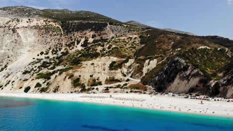 hermosa vista de la bahía y la playa de myrtos en la isla de kefalonia en grecia - toma aérea de drones