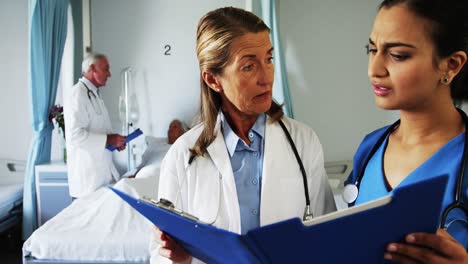 el médico y el cirujano discuten el informe.