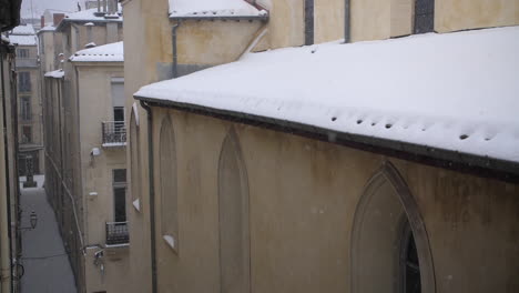 Vista-Desde-Un-Edificio-Del-Techo-De-La-Iglesia-Cubierto-De-Nieve-En-Montpellier,-Francia.