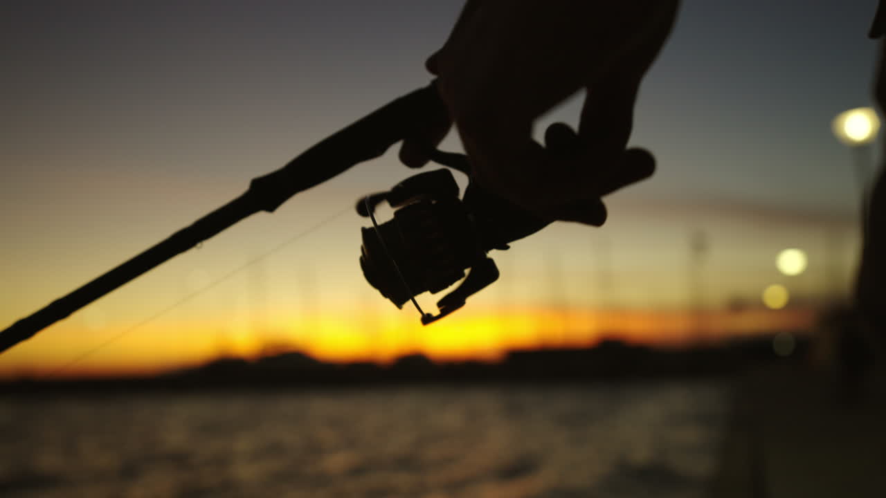 Silhouette di un pescatore al tramonto