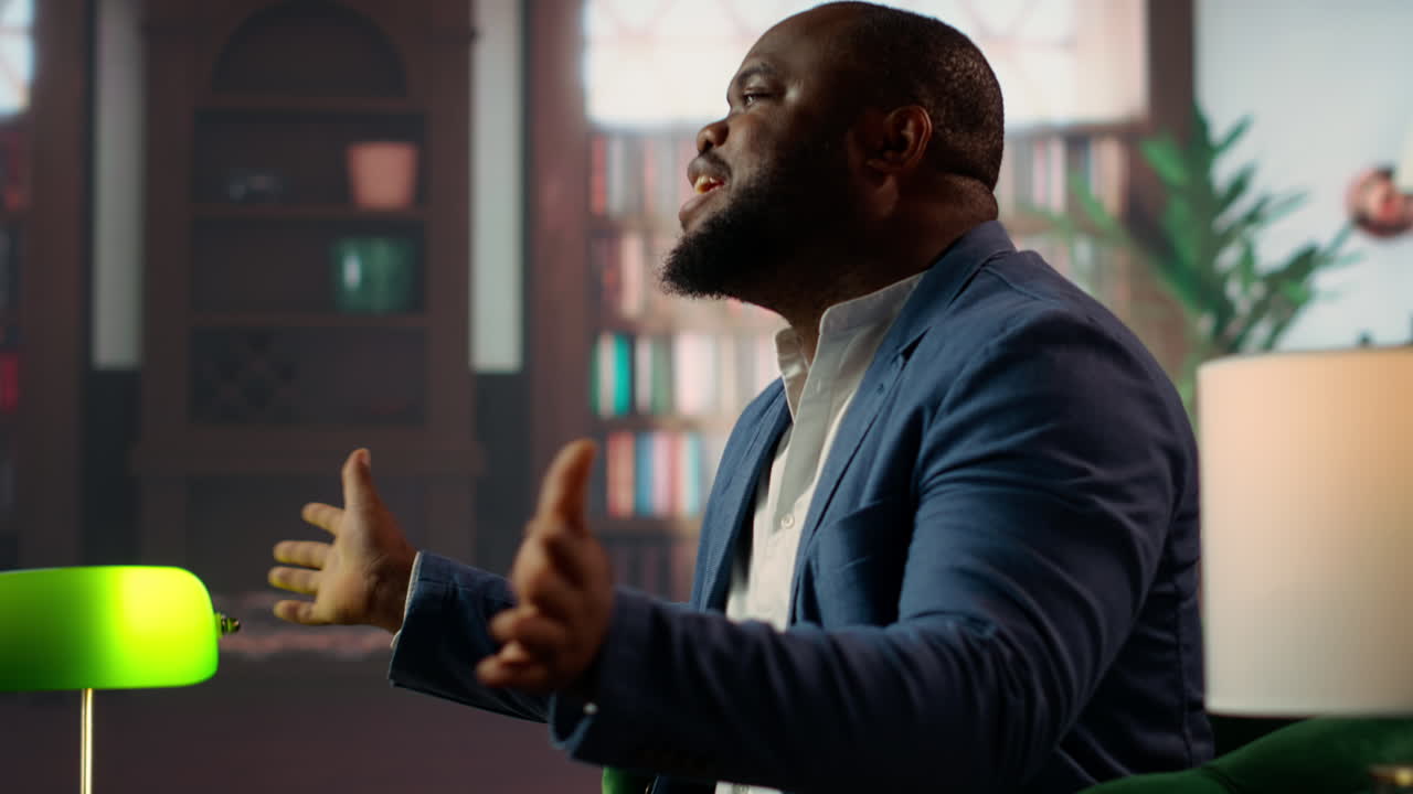 los gallantes compañeros de clase alta disfrutan de un whisky en un club social.