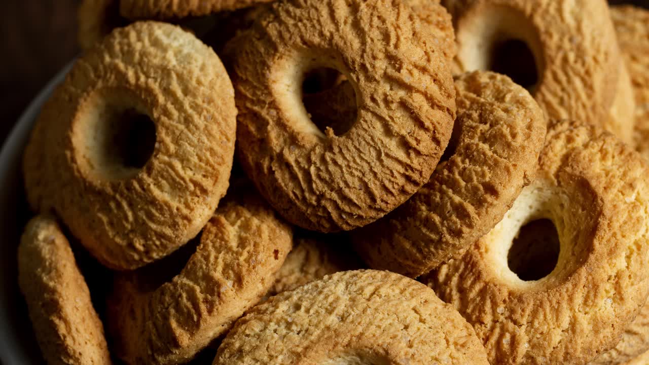 galletas de coco de anillo servidas en un cuenco. pequeñas rosquillas brasileñas. enfoque selectivo en una vista superior
