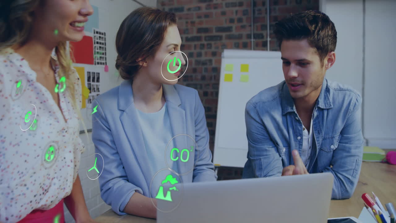 animación de iconos ecológicos y procesamiento de datos sobre diversas personas de negocios en la oficina