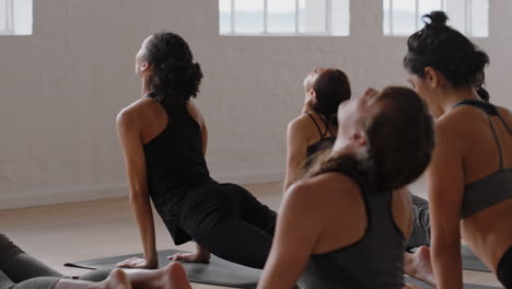 Grupo-De-Clase-De-Yoga-De-Mujeres-Multirraciales-Practicando-Pose-De-Cobra-Disfrutando-De-Un-Estilo-De-Vida-Saludable-Haciendo-Ejercicio-En-El-Gimnasio-Al-Amanecer