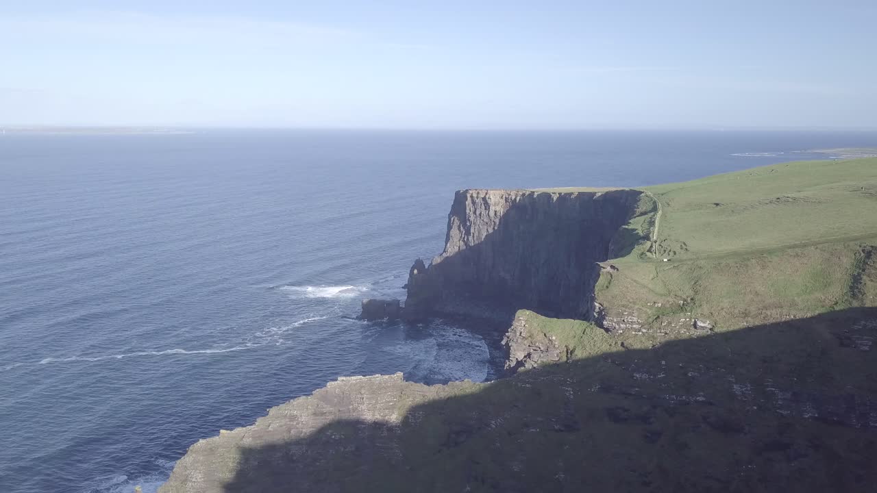 hermosa toma panorámica de los icónicos acantilados de moher en el condado de clare, irlanda