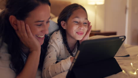 Tableta,-Mamá-Y-Niño-En-La-Cama-Para-Una-Noche-De-Cine