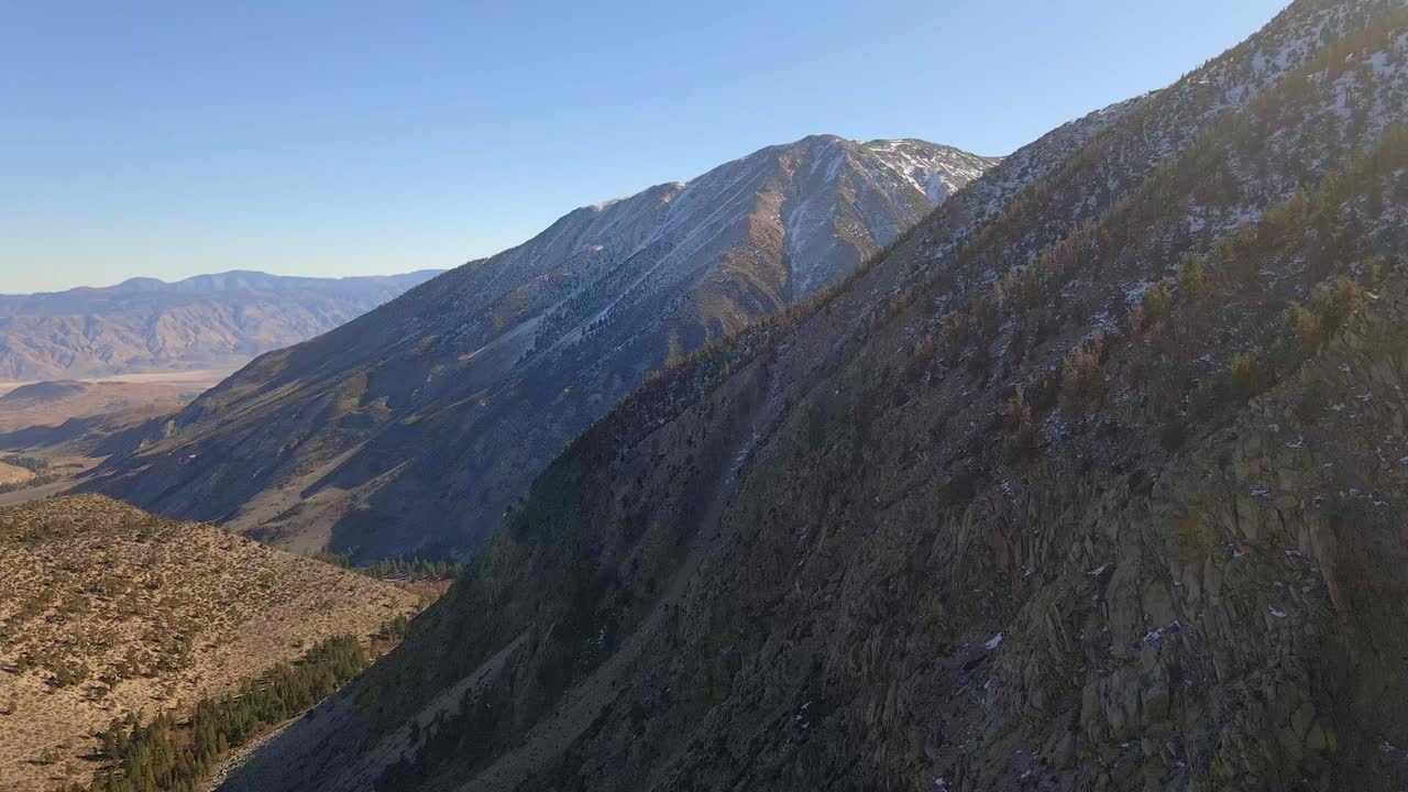 vista aérea del valle de las montañas de sierra nevada del este bosque nacional del condado de inyo junto a kings canyon np california hermoso paisaje